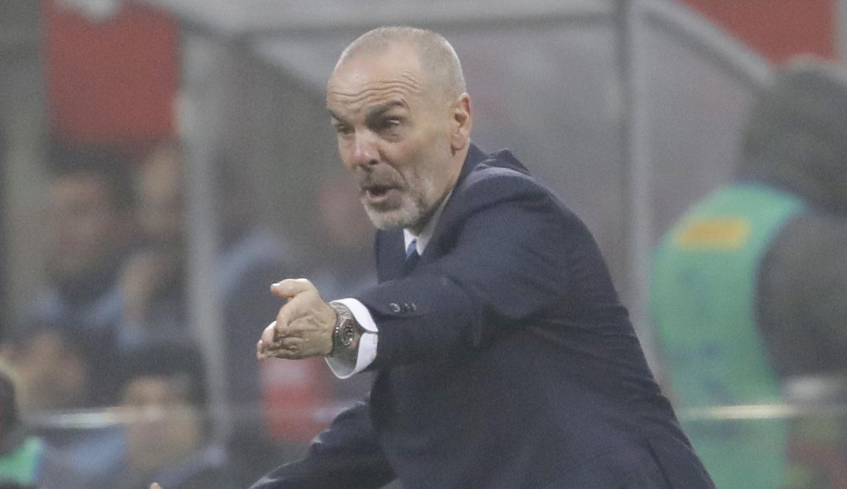 Gaya pelatih Inter Milan, Stefano Pioli memotivasi para pemain Inter saat melawan Lazio pada laga perempat final Coppa Italia di Giuseppe Meazza stadium, Milan, Selasa (31/1/2017). Inter Milan kalah 1-2. (AP/Luca Bruno)