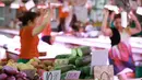 Sejumlah pedagang menari saat pembeli sedang sepi di sebuah pasar di Nanning, Provinsi Guangxi, China, Senin (5/6). Para pedagang menganggap joget bersama ini sebagai olahraga untuk menjaga kebugaran tubuhnya.  (Reuters/Stringer)
