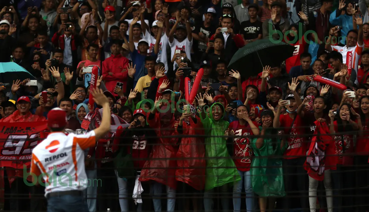 Marc Marquez menyapa fans yang memadati tribun Sirkuit Sentul, Bogor, Minggu (14/2/2016). (Bola.com/Nicklas Hanoatubun)