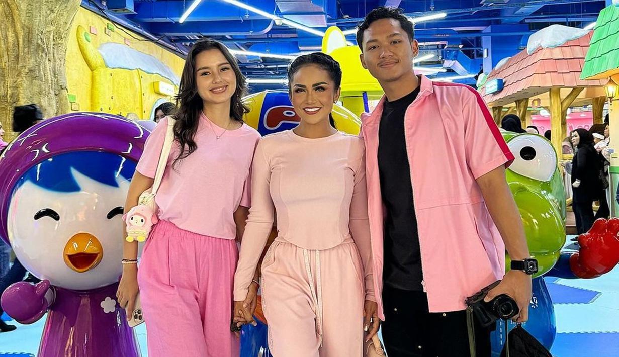 Krisdayanti menuliskan caption "Anak lanang dan jegeg di pesta pororo." Jegeg sendiri disematkan Krisdayanti sebagai nama panggilan untuk Sarah Menzel yang berarti menunjukkan restu pada sang calon menantu. Potret akrab mereka pun banyak disebut bak ibu dan anak kandung. (Liputan6.com/IG/@krisdayantilemos)