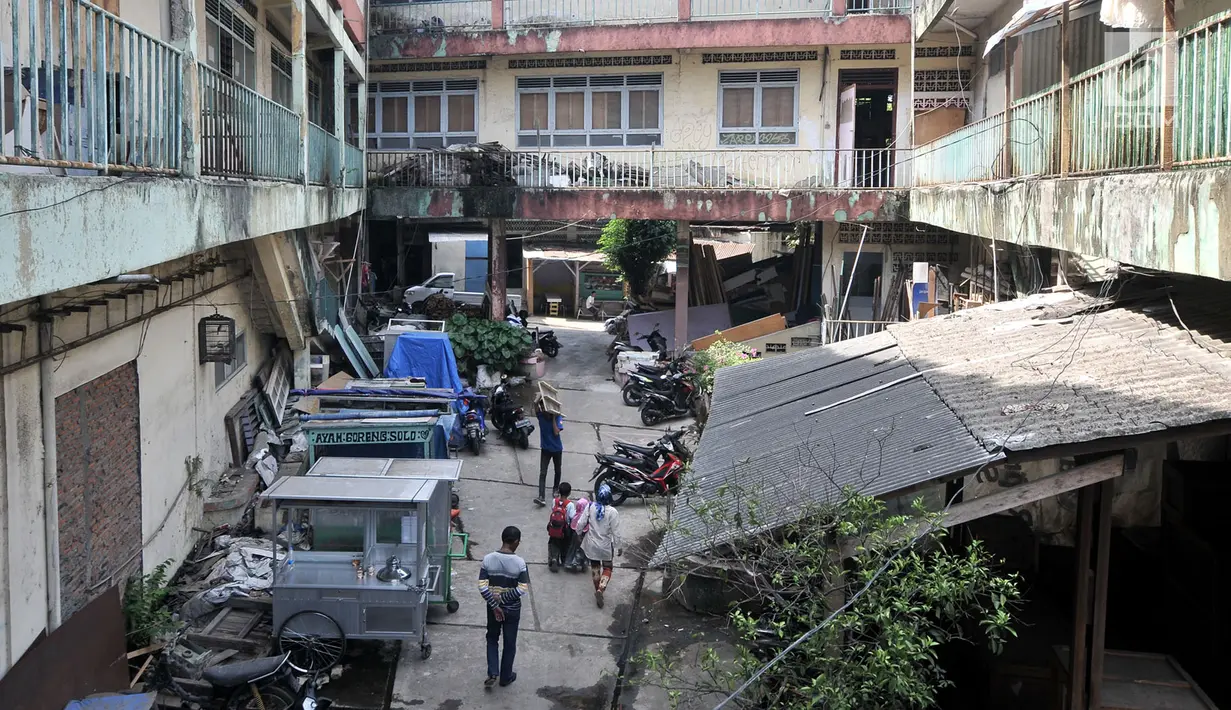 Aktivitas penghuni Wisma Ciliwung, Jakarta, Senin (17/9). Wisma Ciliwung nantinya digunakan sebagai tempat tinggal bagi warga Bukit Duri korban penggusuran pada 2016 silam. (Merdeka.com/Iqbal Nugroho)