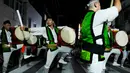 Tarian Bon, atau Bon Odori , merupakan cabang dari kepercayaan ini, karena tarian diadakan untuk menyambut leluhur yang telah meninggal. (AP Photo/Hiro Komae)