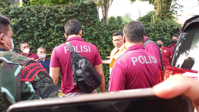 Dengan Tangan Diikat, Ferdy Sambo Cs Rekonstruksi Pembunuhan Brigadir J di Rumdin Duren Tiga, Pancoran, Jakarta Selatan.