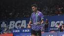 Pebulu Tangkis Indonesia, Tommy Sugiarto tertunduk usai di kalahkan Marc Zwiebler asal Jerman di putaran kedua BCA Indonesia Open Superseries Premier 2015 di Jakarta, Rabu (4/6/2015). Tommy kalah 16-21, 22-20, 21-19. (Liputan6.com/Herman Zakharia)