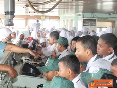 Citizen6, Jakarta: SMP Islam Terpadu Permata Insani, Komplek Villa Permata, Pasar Kemis tangerang melaksanakan kunjungan ke KRI Tanjung Nusanive-973 di Dermaga Kolinlamil, Tanjung Priok, Jakarta Utara, Rabu (17/10). (Pengirim: Dispenkolinlamil). 