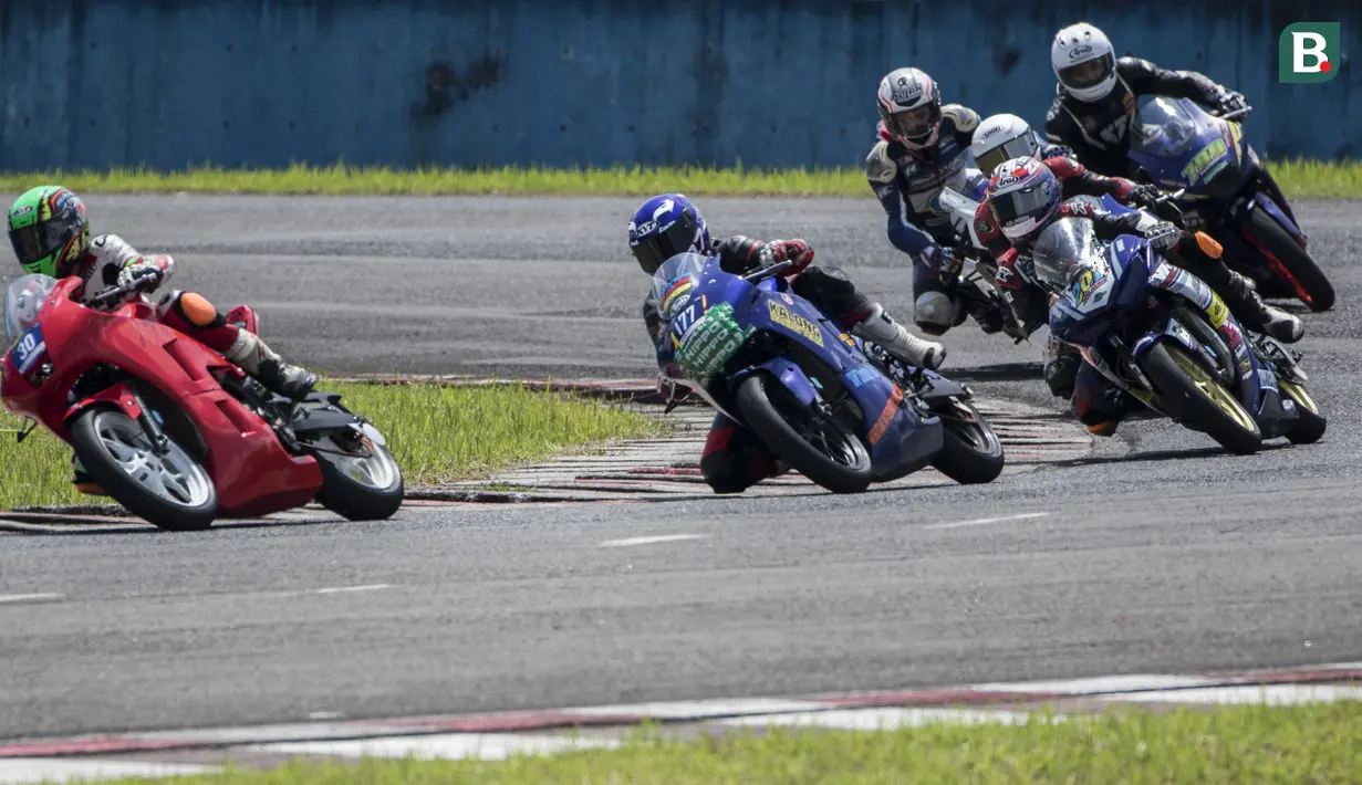 Para pebalap memacu motornya pada Yamaha Sunday Race seri 1 di Sirkuit Sentul, Bogor, Minggu (8/4/2018). Lomba ini diselenggarakan oleh Yamaha Indonesia Motor Manufacturing dengan mempertandingan 10 kelas. (Bola.com/Vitalis Yogi Trisna)