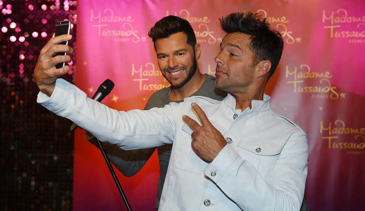 Penyanyi asal Puerto Rico, Ricky Martin melakukan selfie dengan patung lilinnya di Madame Tussauds Sydney, Australia (30/4/2015). (Bintang/EPA)
