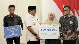 Wakil Gubernur (Wagub) DKI Jakarta, Rano Karno, menyerahkan santunan kepada keluarga dua korban meninggal dunia dalam kecelakaan kereta KRL Commuter Line dengan KA Argo Bromo Anggrek di Bekasi. (Foto: Dokumentasi Pemprov DKI Jakarta).