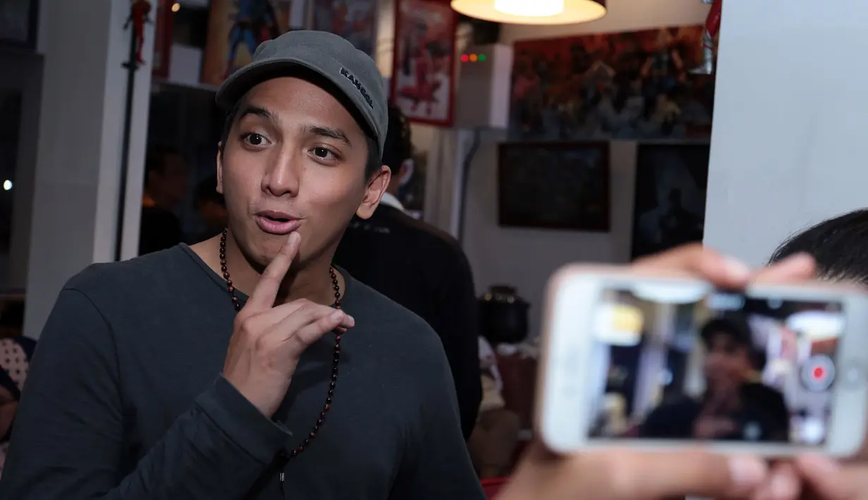 “Jadi kita udah sepakat itu dan dia juga lebih legowo kalau ada perdebatan yang nggak berujung dan nggak ada yang mau ngalah, ujung-ujungnya dia yang mau ngalah," ujar Ernest, sutradara di film yang dibintangi Ge Pamungkas ini. (Deki Prayoga/Bintang.com)