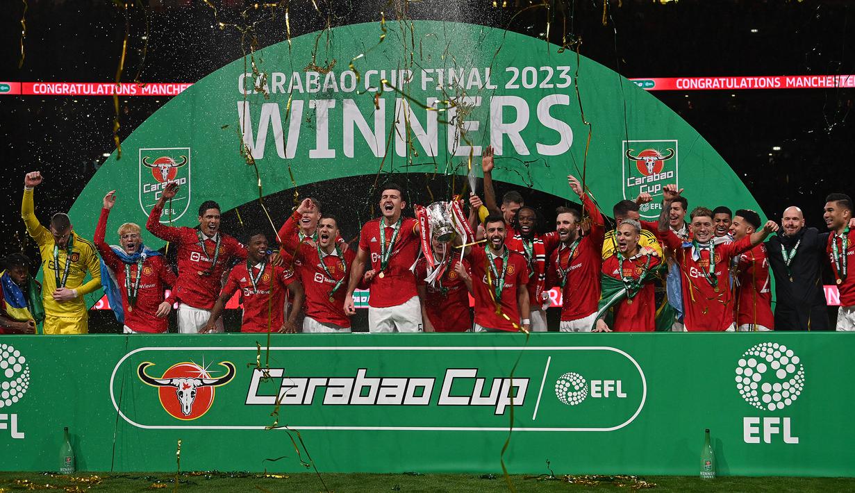 Para pemain Manchester United merayakan gelar Carabao Cup 2022/2023 setelah mengalahkan Newcastle United pada laga final di Wembley Stadium, London (26/2/2023). Di posisi ketiga ada Manchester United yang baru saja menambah koleksi gelar Piala Liga Inggris menjadi 6 kali juara setelah mengalahkan Newcastle United 2-0 dalam laga final Carabao Cup 2022/2023. (AFP/Glyn Kirk)