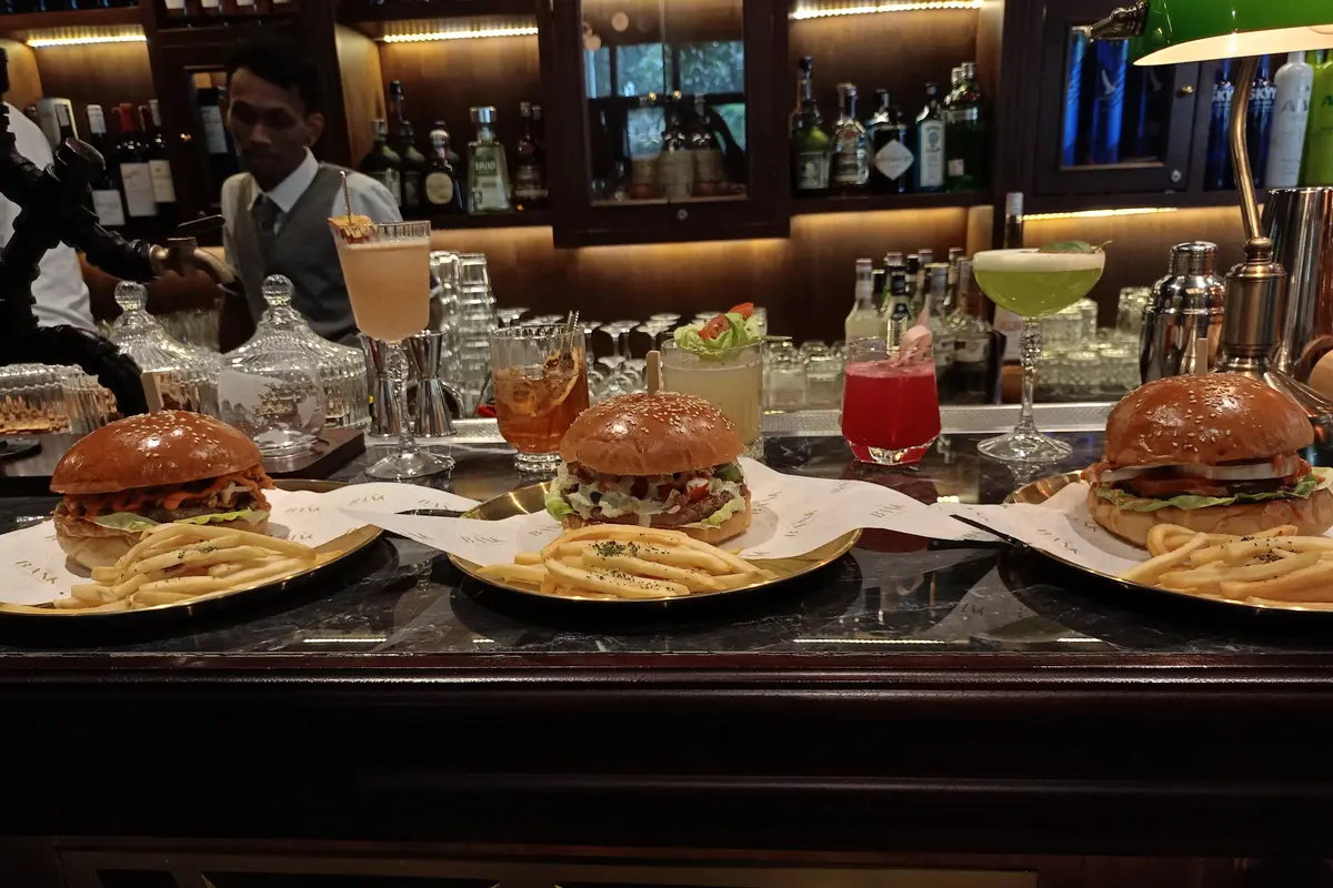 The Bank Jadi Destinasi Nongkrong Baru dengan Burger Andalan Selepas Pulang Kerja