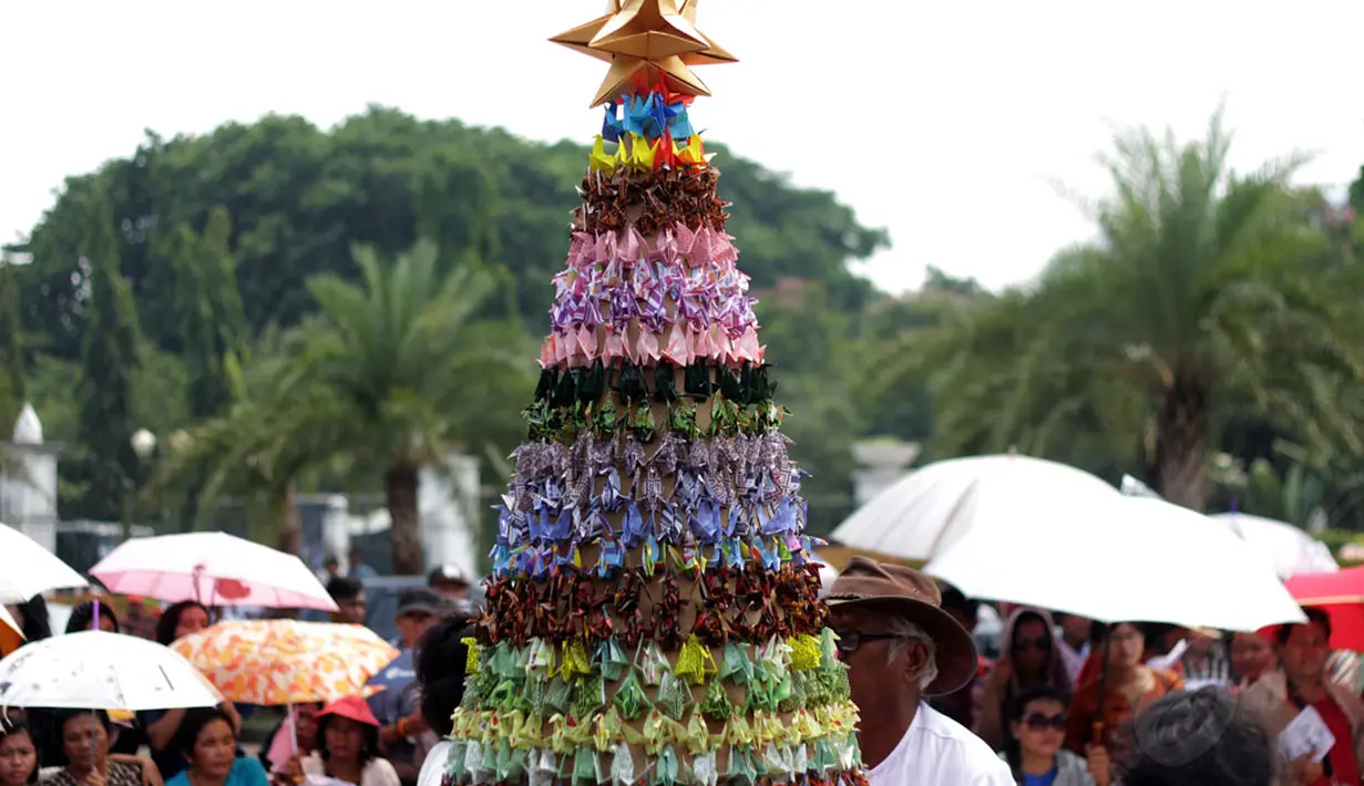 Ratusan jemaat dari HKBP Filadelfia dan GKI Yasmin kembali merayakan ibadah Natal di depan Istana Merdeka Jakarta, Kamis (25/12/2014). Sebuah pohon Natal yang terbuat dari kumpulan origami mengiringi peribadatan. (Liputan6.com/Faizal Fanani)