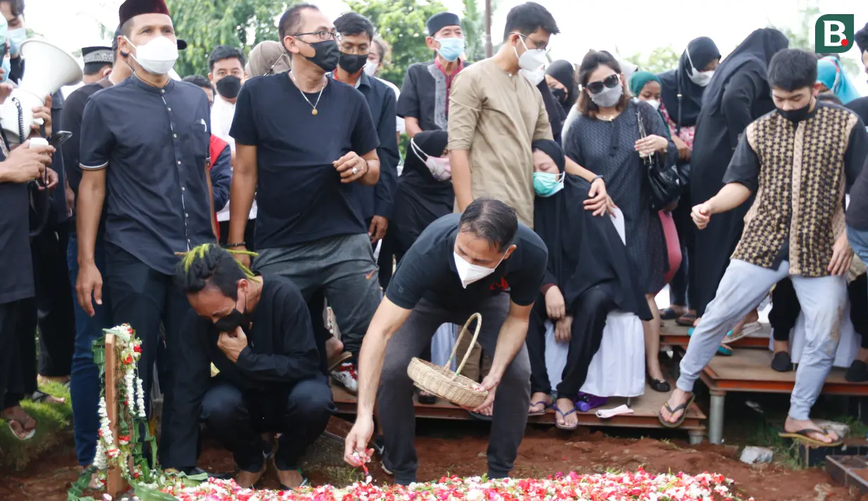Mantan pelatih pelatnas PBSI, Marlev Mainaky, ikut memberikan penghormatan terakhir untuk Markis Kido di TPU Kebon Nanas. (Foto: Bola.com/Bagaskara Lazuardi)