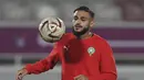 Gelandang Maroko, Sofiane Boufal mengontrol bola saat mengikuti sesi latihan di Stadion Al Duhail SC di Doha pada 13 Desember 2022. Berdasarkan rekor empat pertemuan terakhir, Prancis masih lebih diunggulkan daripada Maroko. (AFP/Karim Jaafar)