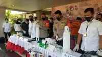 Polisi menangkap tersangka penimbunan alat kesehatan untuk penanganan covid-19 di Tangerang. (Liputan6.com/Pramita Tristiawati)