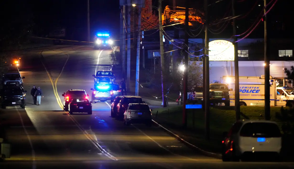 The Sun Journal, mengutip juru bicara kepolisian Lewiston, melaporkan penembakan di tiga bisnis terpisah: arena bowling Sparetime, Restoran Schemengees Bar & Grille, dan pusat distribusi Walmart. (AP Photo/Robert F. Bukaty)