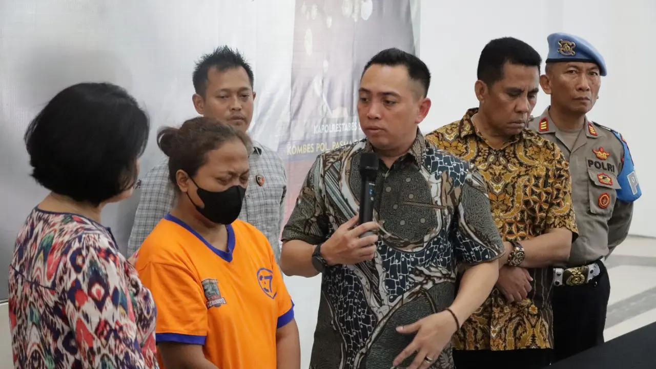 Pelku pembacokan suami di Surabaya diamankan polisi. (Dian Kurniawan/Liputan6.com)