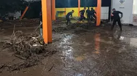 Petugas gabungan  bersihkan salah satu masjid di Desa Kendit yang terdampak banjir bandang (Istimewa)