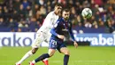 Bek Real Madrid, Raphael Varane, mengawal pemain Levante, Borja Mayoral, pada laga La Liga di Stadion Ciutat de Valencia, Sabtu (22/2/2020). Levante menang 1-0 atas Real Madrid. (AP/Alberto Saiz)