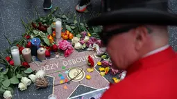 Dalam pernyataannya, pihak keluarga mengatakan bahwa Ozzy Osbourne bersama keluarganya dan dikelilingi oleh cinta. (Patrick T. Fallon/AFP)