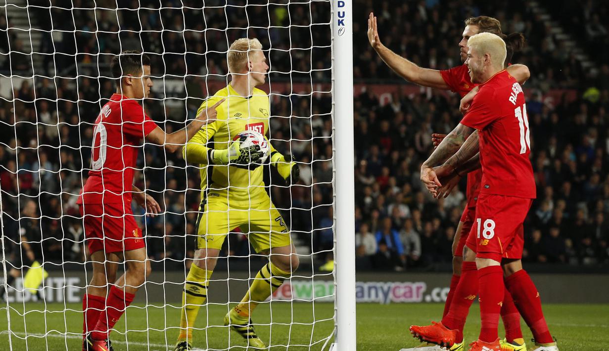 Pemain Liverpool, Philippe Coutinho  (kiri) merayakan golnya bersama rekan-rekannya saat melawan Derby County pada putaran ketiga Piala Liga Inggris di Stadion Pride Park, Rabu (21/9/2016) dini hari WIB. (Action Images via Reuters/Andrew Boyers)