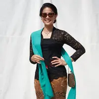 Dian Sastro tampil anggun berkebaya dalam balutan kebaya hitam, dipadukan kain batik cokelat sebagai rok, dan selendang biru mint. [Foto: Instagram/therealdisastr]