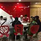 Petugas Telkomsel sedang melayani pelanggan di GraPARI Madinah, Arab Saudi. (Doc: Telkomsel)