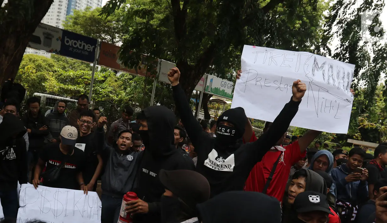 Suporter sepak bola dari berbagai aliansi memadati tempat berlangsungnya Kongres Luar Biasa (KLB) Pemilihan PSSI di Hotel Shangri-La, Jakarta, Sabtu (2/11/2019). Mereka membawa spanduk berisi penolakan KLB Pemilihan PSSI 2019. (Liputan6.com/Herman Zakharia)