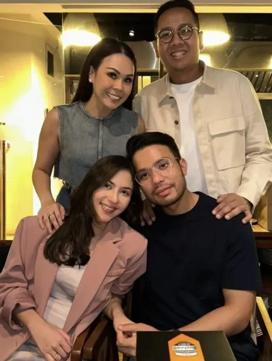 Rambut panjang kecoklatan Jessica dibiarkan terurai bergaya wave tanpa poni. [@jesicamila03]