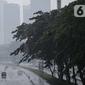 Sejumlah kendaraan melintas saat hujan di Bundaran HI, Jakarta, Jumat (18/2/2022). BMKG mengungkapkan potensi curah hujan meningkat dan cuaca ekstrem sepanjang 17-23 Februari 2022. Sejumlah wilayah diminta waspada dampak yang terjadi dari cuaca buruk. (Liputan6.com/Faizal Fanani)