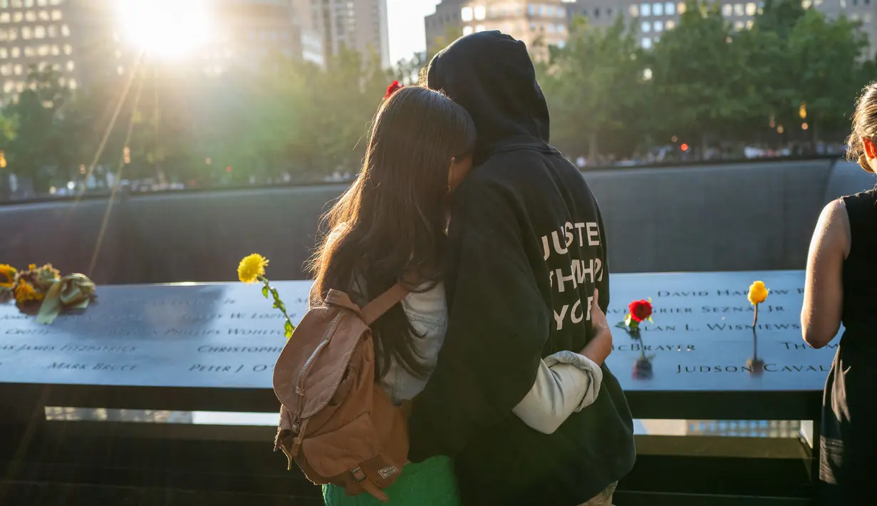 Orang-orang berkumpul di National September 11 Memorial & Museum untuk memperingati 23 tahun serangan teror 9/11 pada tanggal 11 September 2024 di New York City. (Spencer Platt/Getty Images North America/Getty Images via AFP)