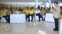 Wapres Jusuf Kalla (kanan) memberi kata sambutan saat islah terbatas Partai Golkar di Jakarta, Sabtu (30/5). Partai Golkar resmi melakukan islah untuk memastikan keikutsertaan dalam pemilihan kepala daerah (Pilkada) serentak.  (Liputan6.com/Johan Tallo)