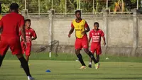 Bek anyar Bali United, Wellington Carvalho (rompi kuning sebelah kanan). (Bola.com/Maheswara Putra)