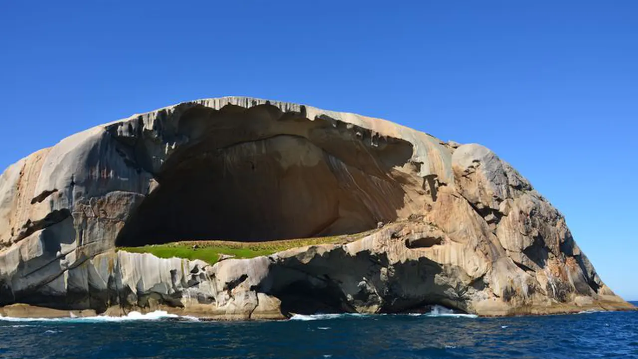 Batu Berongga Besar Ini Ternyata Sebuah Pulau!