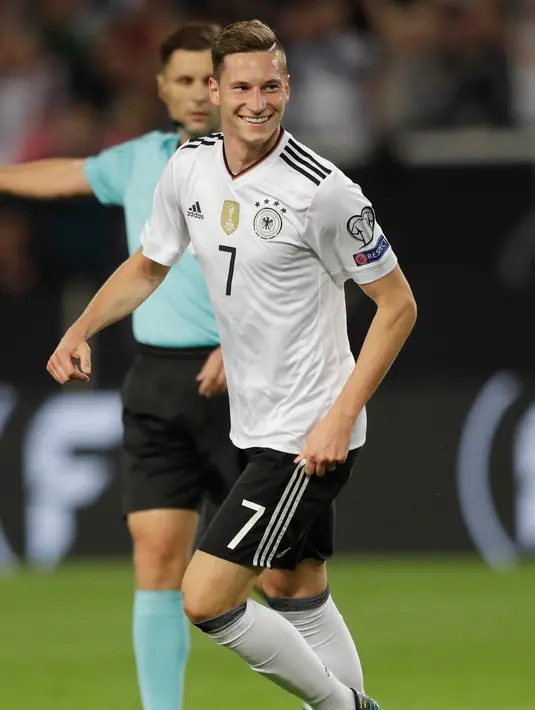 Gelandang Jerman, Julian Draxler melakukan selebrasi usai mencetak gol ke gawang Norwegia pada grup C Kualifikasi Piala Dunia 2018 di Stuttgart, Jerman,(4/9). Jerman menang telak atas Norwegia 6-0. (AP Photo/Matthias Schrader)
