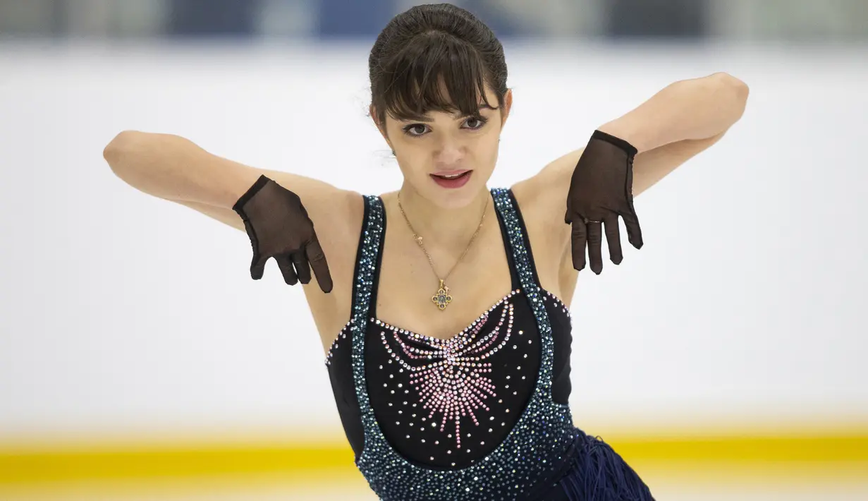 Atlet cantik asal Rusia, Evgenia Medvedevamenampilkan keindahan gerakan selama bersaing dalam kompetisi Skate Canada Autumn Classic 2018 di Oakville, Ontario, Kanada, Kamis (20/9). (AFP PHOTO / Geoff Robins)