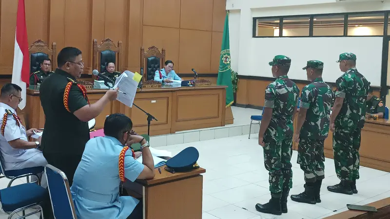 Pengadilan Militer II-08 Jakarta menggelar sidang perdana terkait perkara pembunuhan terhadap Imam Masykur. Agenda sidang perdana yaitu pembacaan dakwaan terhadap tiga terdakwa yakni Praka RM, Praka HS dan Praka J. (Merdeka.com/Nur Habibie)
