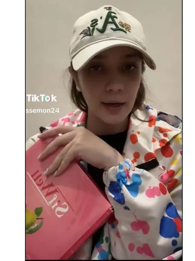 6 Potret Putri Anne Pamer Rambut Pendek Tanpa Hijab saat Live TikTok