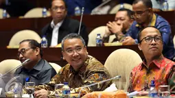 Mendes PDTT, Eko Sandjojo (tengah) saat mengikuti rapat di Komisi II DPR di Gedung Parlemen, Jakarta, Kamis (6/10). Mendes PDTT dan Komisi II membahas evaluasi pelaksanaan UU tentang Desa.(Liputan6.com/JohanTallo)