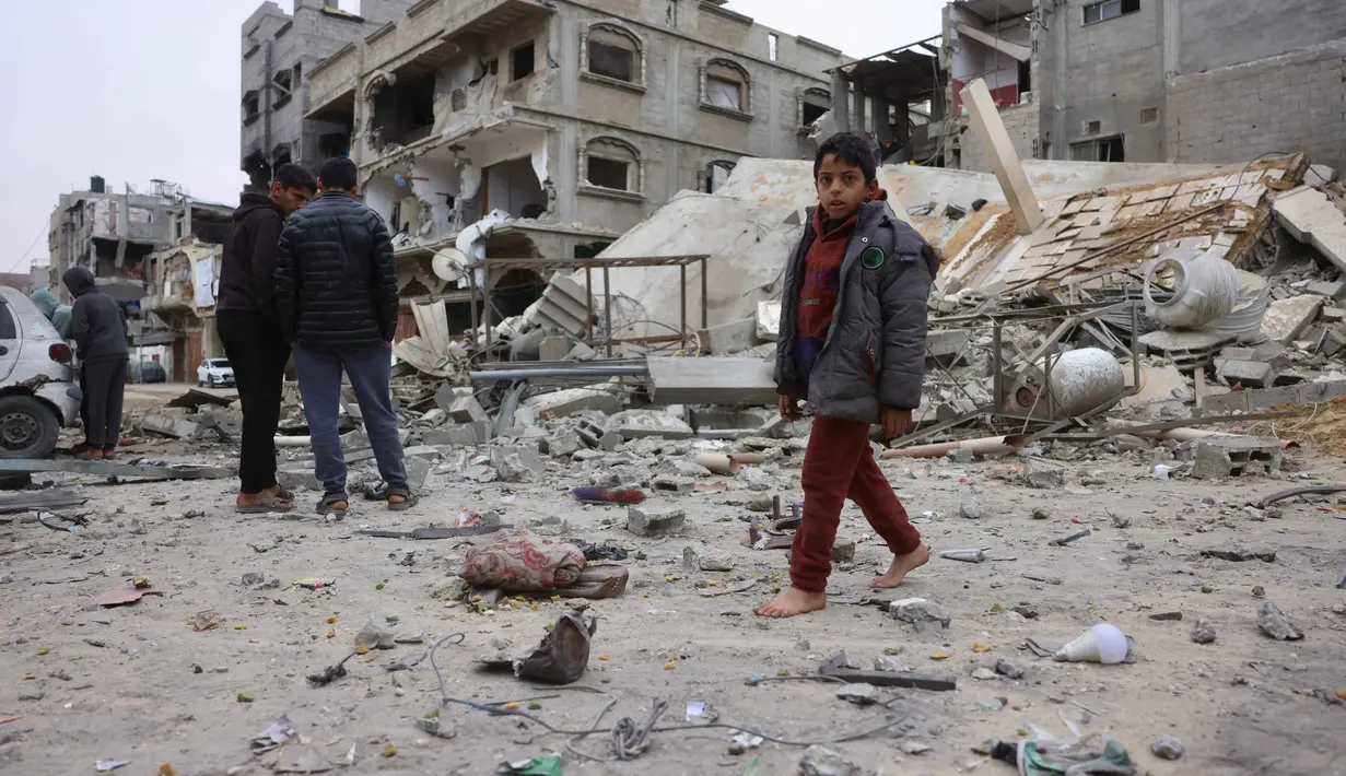 Sebagai informasi, serangan ini terjadi hanya tiga hari setelah Israel membuka kembali perbatasan Rafah dengan Mesir. Tampak dalam foto, warga Palestina yang mengungsi memeriksa kerusakan setelah pesawat Israel menargetkan sebuah rumah berlantai lima tadi malam, di Khan Yunis, Jalur Gaza selatan, pada Kamis 6 Februari 2026. (Bashar Taleb/AFP)