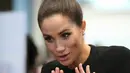 Meghan Markle berbicara melalui Skype saat mengunjungi Association of Commonwealth Universities (ACU) di London, Kamis (31/1). Melengkapi tampilannya, Meghan memakai aksesoris seperti cincin dan anting rancangan Dead Davidson. (Yui Mok/Pool via AP)