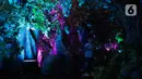 Pengunjung menjelajahi dunia pandora ala Avatar di Senayan City, Jakarta, Senin (14/12/2022). Senayan City menghadirkan Festive Season – The Festive Mood mulai tanggal 12 Desember – 8 Januari 2023, salah satunya Avatar Pandora Experience. (Liputan6.com/Herman Zakharia)