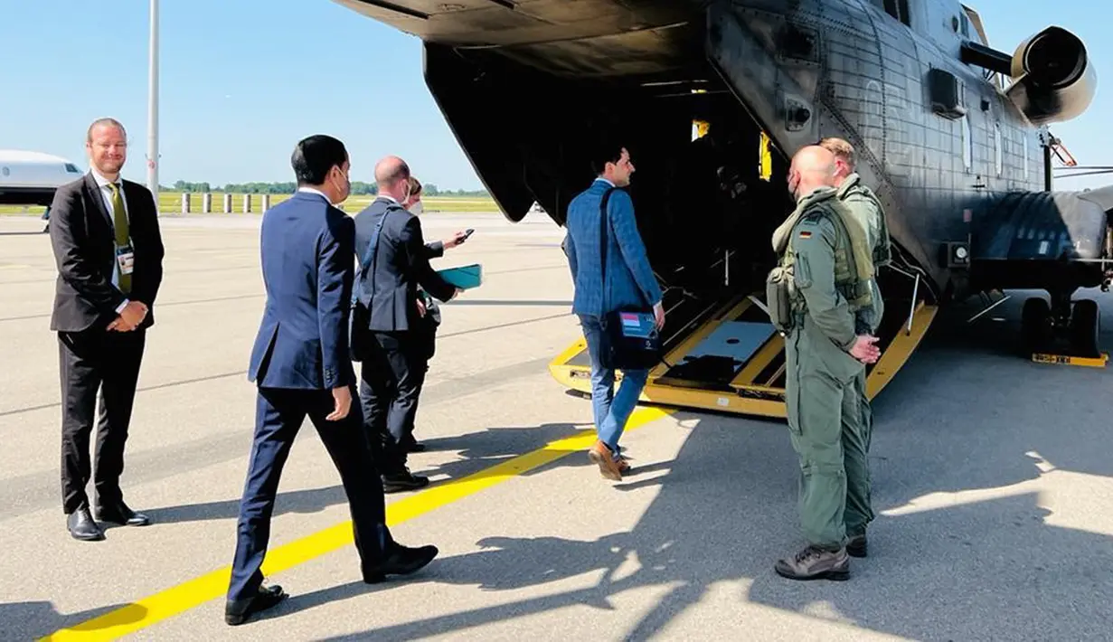 Presiden Joko Widodo atau Jokowi bersiap naik helikopter menuju lokasi KTT G7 dari Munich, Jerman, 27 Juni 2022. Jokowi hadir dalam KTT G7 sebagai negara mitra G7 bersama empat pemimpin lainnya yaitu Presiden Argentina, PM India, Presiden Senegal, dan Presiden Afrika Selatan, sekaligus sebagai Presidensi G20. (Foto: Laily Rachev - Biro Pers Sekretariat Presiden)