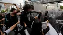 Sejumlah demonstran saat bentrok dengan polisi anti huru hara menentang adu banteng di luar arena adu banteng di Mexico City, Meksiko 29 Mei 2016. (REUTERS / Henry Romero)