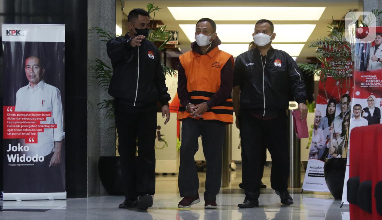 Tersangka kasus dugaan tindak pidana korupsi kerja sama pengolahan anoda logam pada tahun 2017, Dodi Martimbang (tengah) usai mengikuti rilis penetapan dan penahanan di Gedung Merah Putih Komisi Pemberantasan Korupsi (KPK) Jakarta, Selasa (17/1/2023). Dodi Martimbang merupakan General Manager Unit Bisnis Pengolahan dan Pemurnian Logam Mulia PT Aneka Tambang (Antam) Tbk. (Liputan6.com/Helmi Fithriansyah)