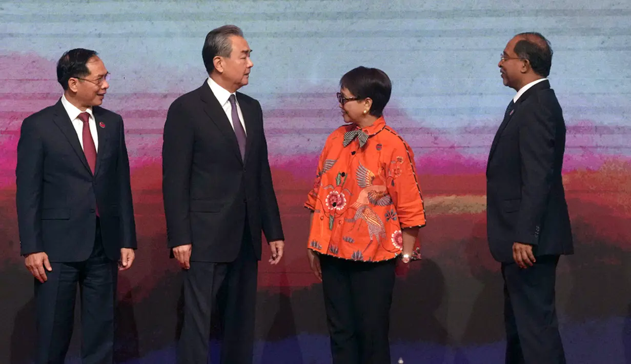 Secara ekonomi, kata Retno, China adalah mitra dagang terbesar ASEAN. Begitu juga sebaliknya, ASEAN adalah mitra dagang terbesar China. (AP Photo/Tatan Syuflana, Pool)