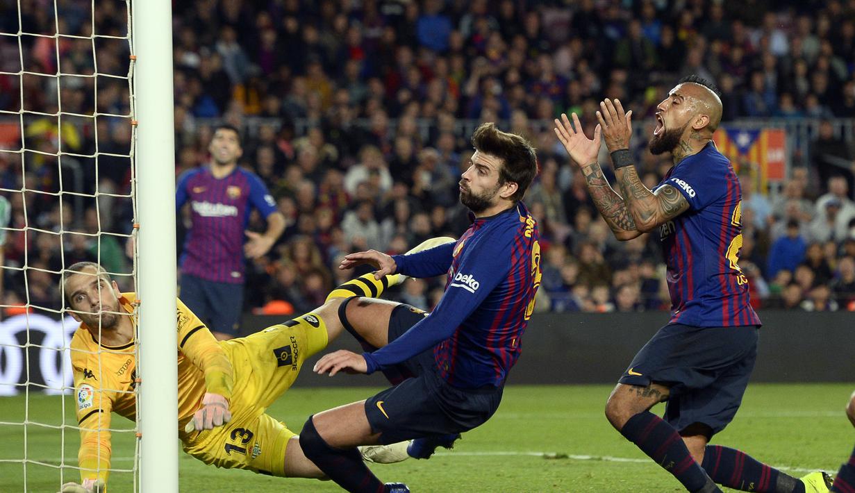 Gerard Pique dan Arturo Vidal gagal memanfaatkan peluang emas di mulut gawang Real Betis laga lanjutan La Liga 2018/19 yang berlangsung di stadion Camp Nou. Barcelona kalah 3-4. (AFP/Josep Lago)