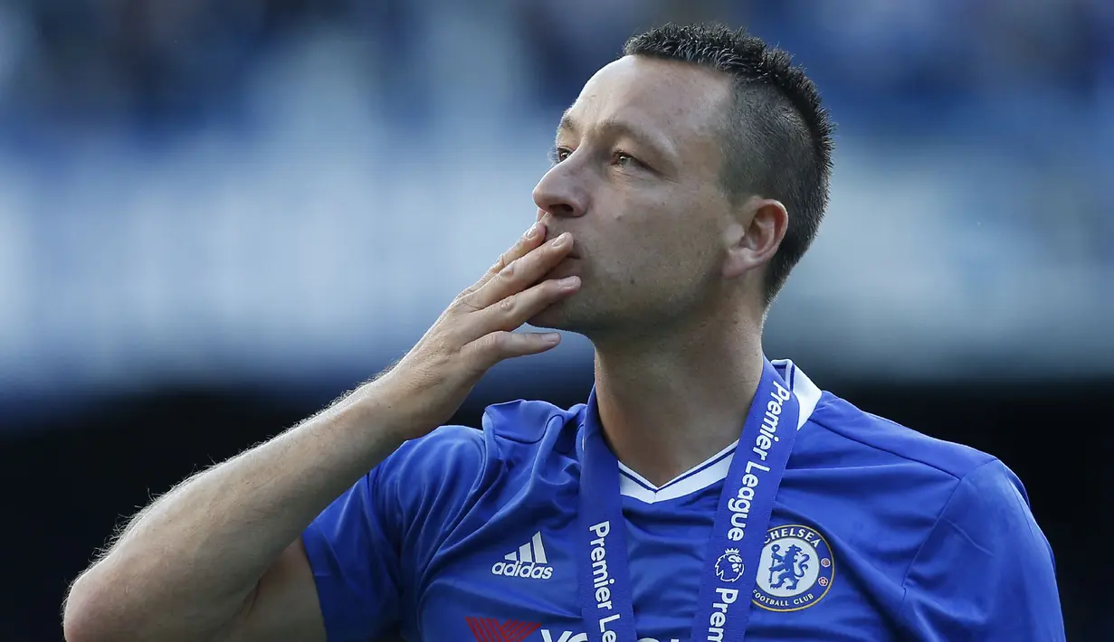 John Terry bukan hanya sebagai bek tengah terhebat, melainkan juga salah satu kapten terbaik di Liga Inggris. Selama 13 tahun kepemimpinannya, Chelsea mampu meraih banyak gelar, termasuk gelar Liga Inggris musim 2004/05 dan 2005/06. (AFP/Ian Kington)