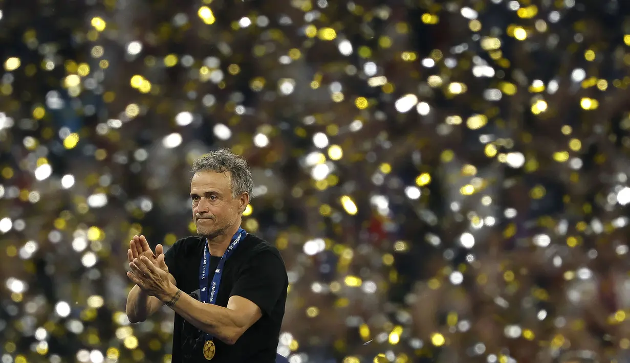 Pelatih PSG, Luis Enrique saat penyerahan trofi Liga Champions 2024/2025 setelah timnya berhasil mengalahkan Inter Milan dalam laga final yang berlangsung di Allianz Arena, Munchen, Jerman, Minggu (01/06/2025) dini hari WIB. (AFP/Odd Andersen)