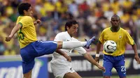 Cicinho saat memperkuat timnas Brasil pada laga salah satu laga uji coba jelang Piala Dunia 2006. (ANTONIO SCORZA / AFP)